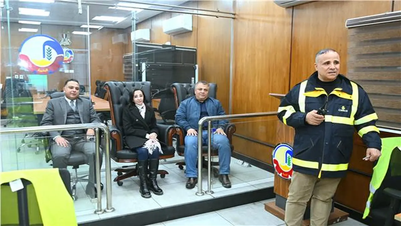 محافظ البحيرة تتابع ميدانياً جهود الأجهزة التنفيذية لرفع مياه الأمطار من المدن